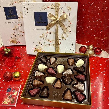 Caja con 20 arbolitos de chocolate rellenos